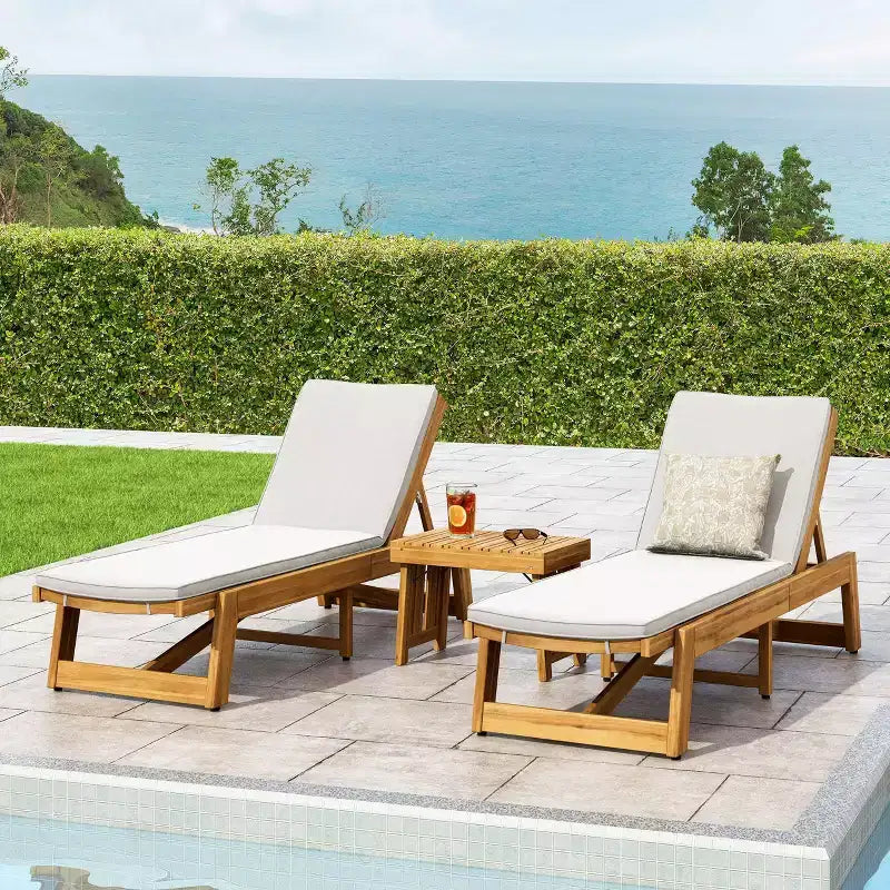 Set di 3 Chaise Longue da Esterno in Legno di Acacia Kyoto con Cuscini - Teak/Crema - Christopher Knight Home: Set da Patio con Tavolino Accent