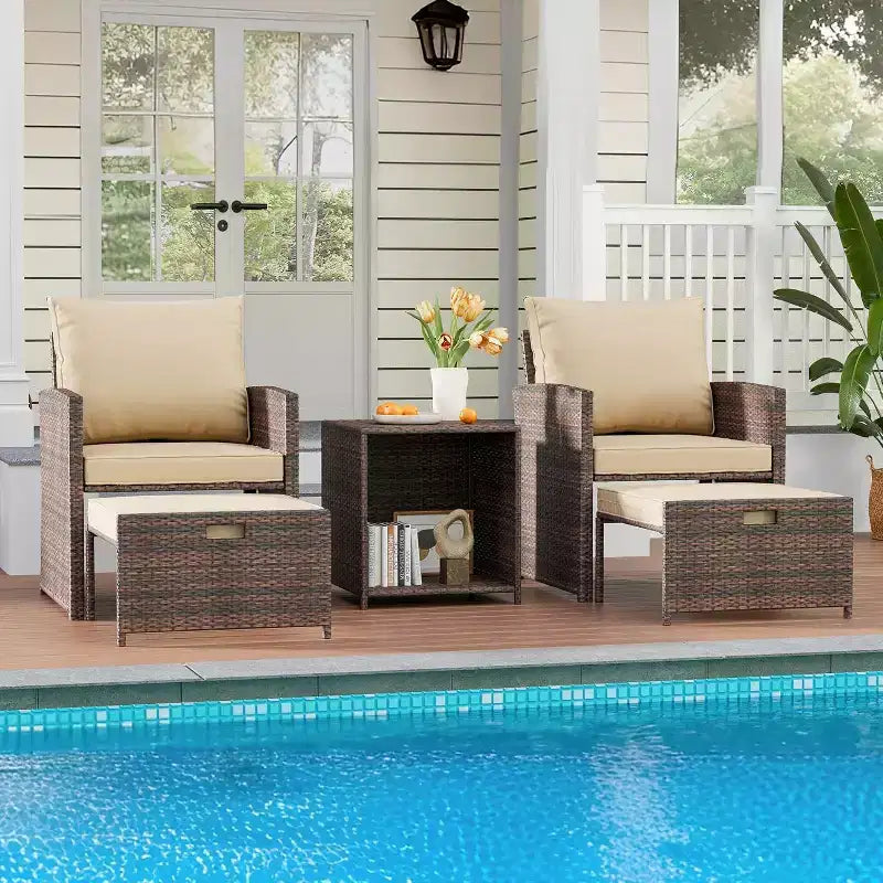 Acekool Set da Esterno 5 Pezzi, Balcone, Patio, Poltrone in Rattan Marrone con Cuscini Morbidi, 2 Pouf Nascosti e Tavolo Contenitore in Vetro per Portico, Prato, Terrazza