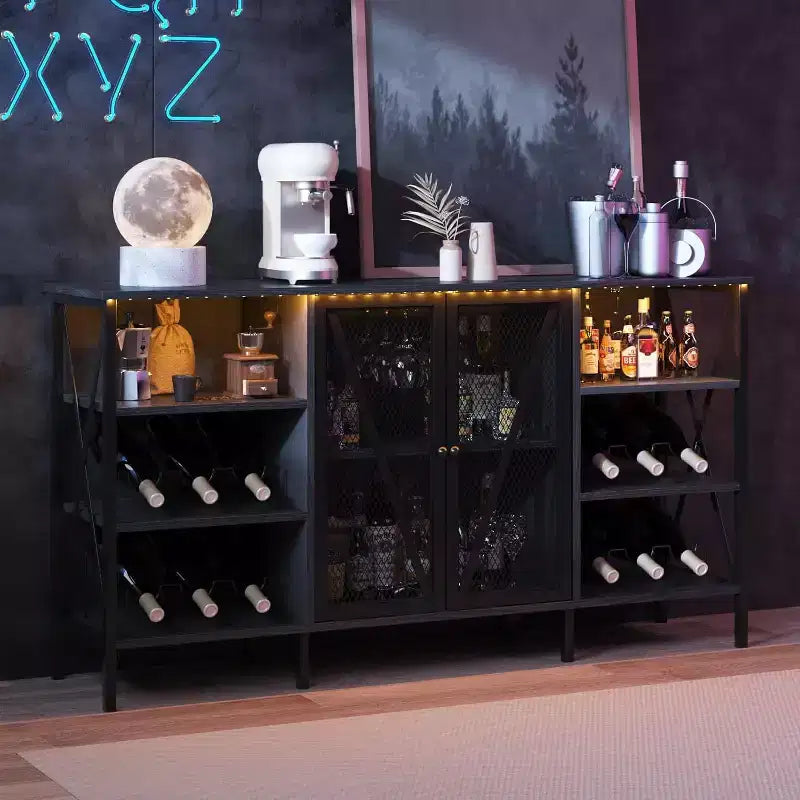 Mobile bar industriale con portabottiglie e mensole