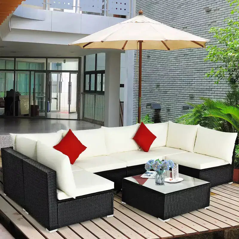 Set di mobili da giardino in rattan a 7 pezzi Costway, divano componibile, cuscini, tavolo in vetro, struttura in acciaio