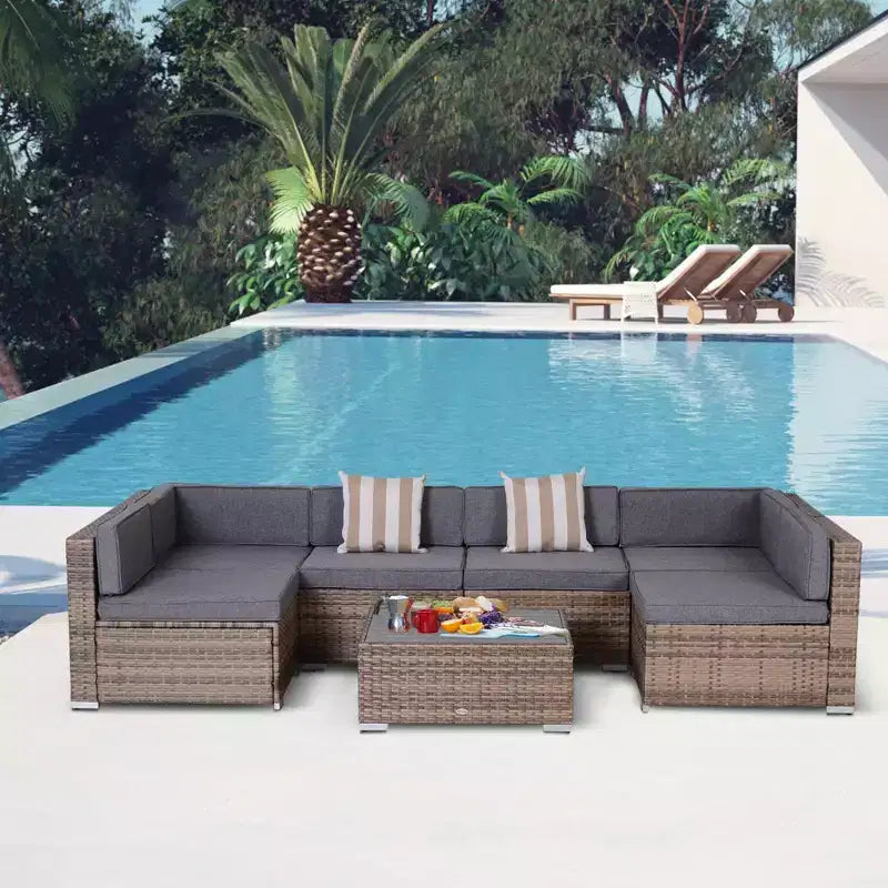 Set di mobili da giardino Outsunny da 7 pezzi, set da conversazione in vimini da esterno, divano componibile in rattan PE per tutte le stagioni con tavolo effetto legno, cuscini a righe