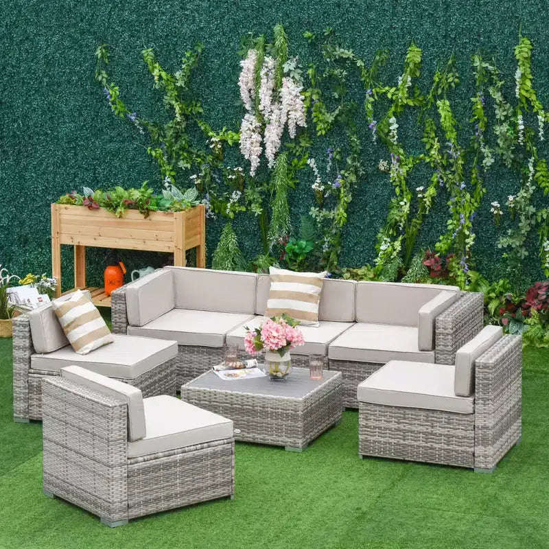 Set di mobili da giardino Outsunny da 7 pezzi, set da conversazione in vimini da esterno, divano componibile in rattan PE per tutte le stagioni con tavolo effetto legno, cuscini a righe