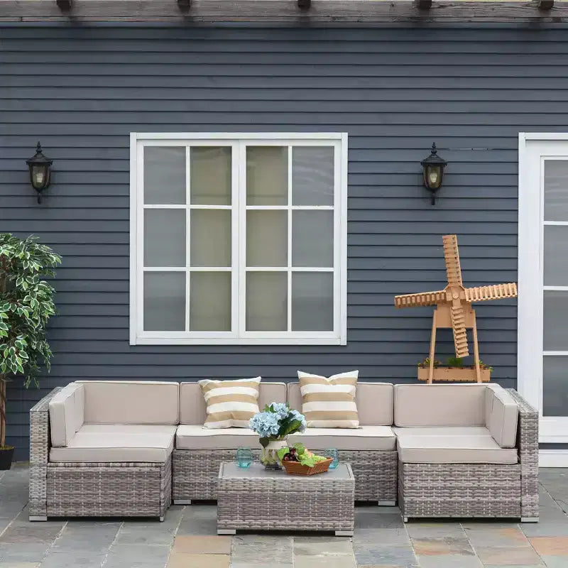 Set di mobili da giardino Outsunny da 7 pezzi, set da conversazione in vimini da esterno, divano componibile in rattan PE per tutte le stagioni con tavolo effetto legno, cuscini a righe
