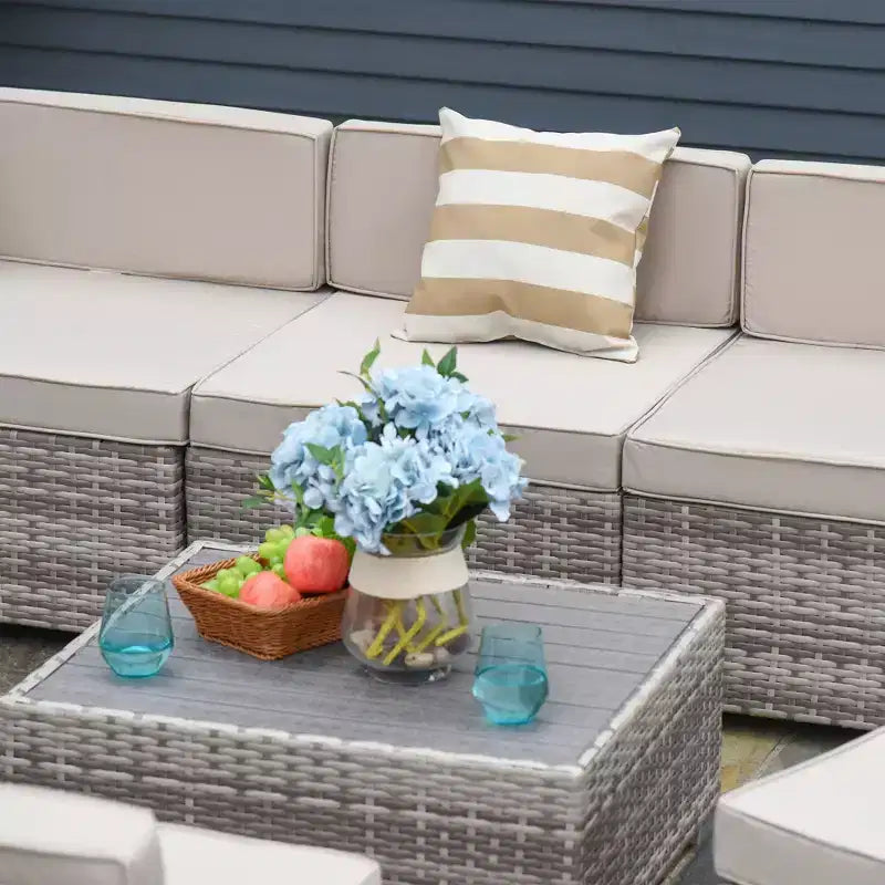 Set di mobili da giardino Outsunny da 7 pezzi, set da conversazione in vimini da esterno, divano componibile in rattan PE per tutte le stagioni con tavolo effetto legno, cuscini a righe