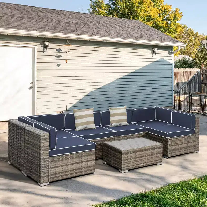 Set di mobili da giardino Outsunny da 7 pezzi, set da conversazione in vimini da esterno, divano componibile in rattan PE per tutte le stagioni con tavolo effetto legno, cuscini a righe