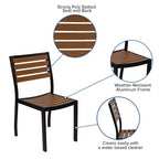 Merrick Lane Set da Pranzo da Esterno Cinque Pezzi in Finto Teak - Tavolo, Due Sedie Club Impilabili Senza Braccioli, Ombrellone Grigio da 2,7 m e Base