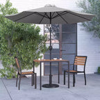 Merrick Lane Set da Pranzo da Esterno Cinque Pezzi in Finto Teak - Tavolo, Due Sedie Club Impilabili Senza Braccioli, Ombrellone Grigio da 2,7 m e Base
