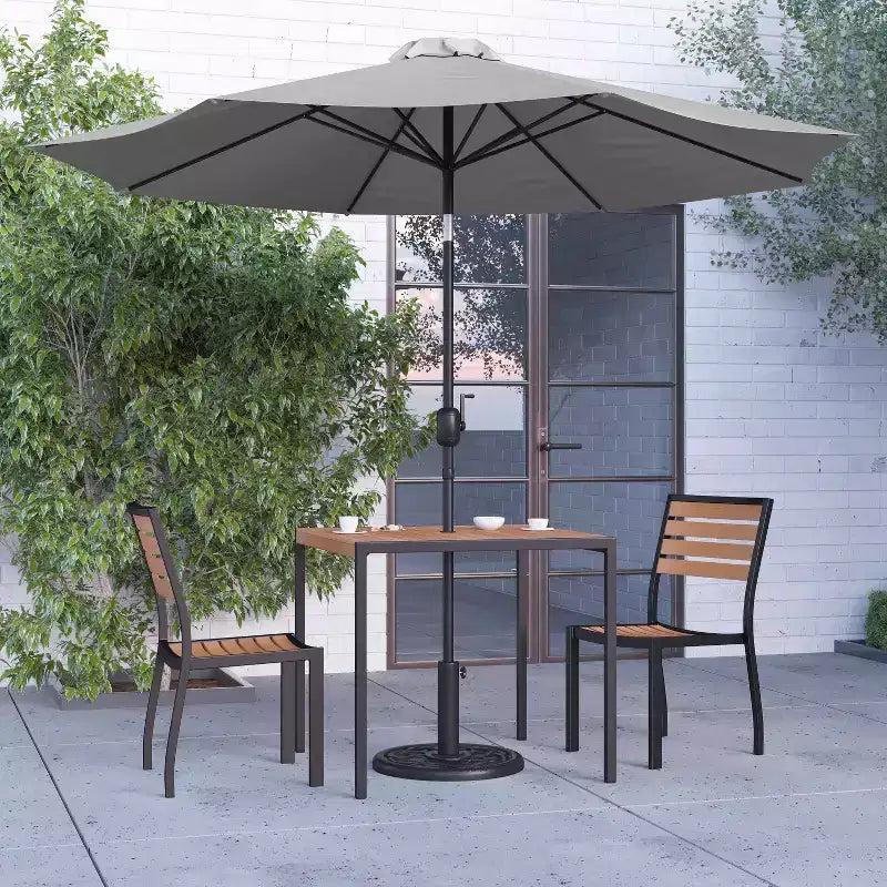 Merrick Lane Set da Pranzo da Esterno Cinque Pezzi in Finto Teak - Tavolo, Due Sedie Club Impilabili Senza Braccioli, Ombrellone Grigio da 2,7 m e Base