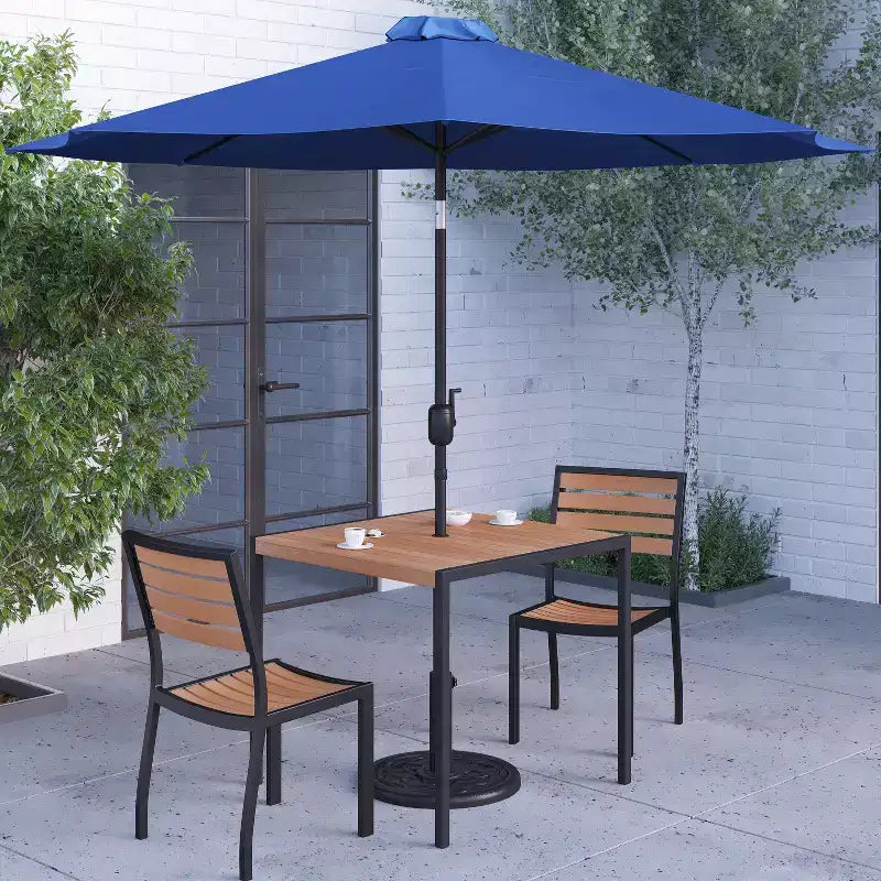 Merrick Lane Set da Pranzo da Esterno Cinque Pezzi in Finto Teak - Tavolo, Due Sedie Club Impilabili Senza Braccioli, Ombrellone Grigio da 2,7 m e Base