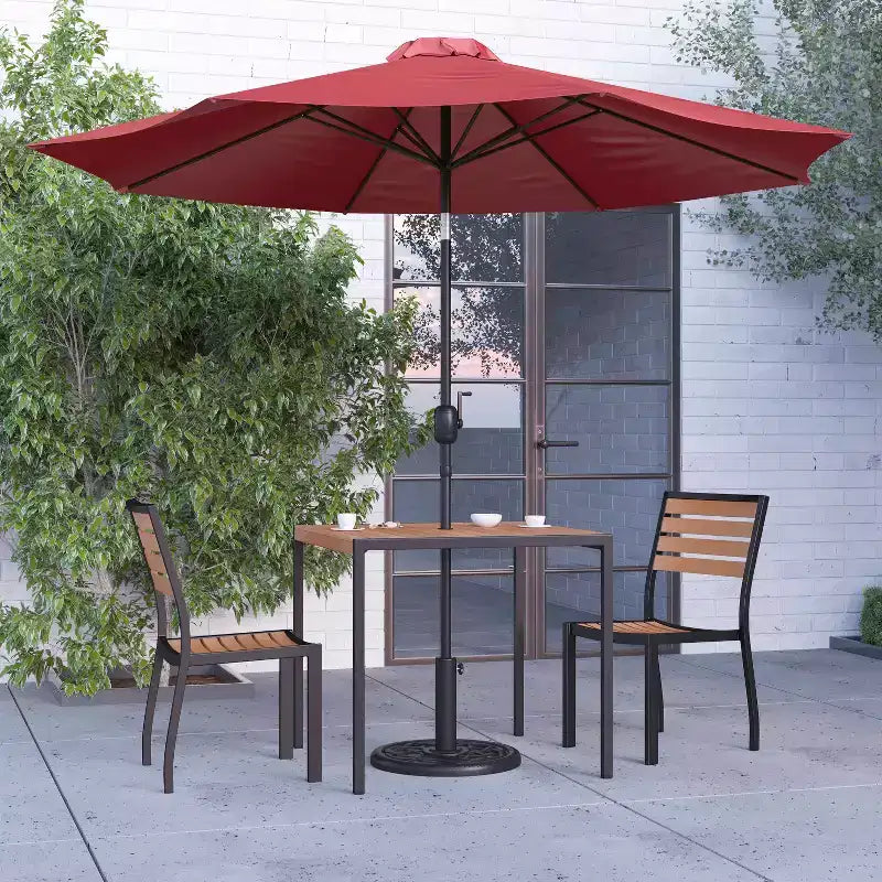 Merrick Lane Set da Pranzo da Esterno Cinque Pezzi in Finto Teak - Tavolo, Due Sedie Club Impilabili Senza Braccioli, Ombrellone Grigio da 2,7 m e Base