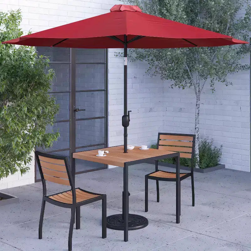 Merrick Lane Set da Pranzo da Esterno Cinque Pezzi in Finto Teak - Tavolo, Due Sedie Club Impilabili Senza Braccioli, Ombrellone Grigio da 2,7 m e Base