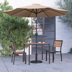 Merrick Lane Set da Pranzo da Esterno Cinque Pezzi in Finto Teak - Tavolo, Due Sedie Club Impilabili Senza Braccioli, Ombrellone Grigio da 2,7 m e Base
