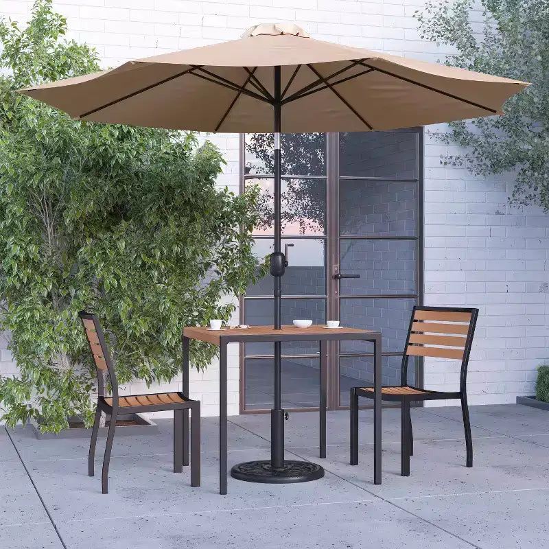 Merrick Lane Set da Pranzo da Esterno Cinque Pezzi in Finto Teak - Tavolo, Due Sedie Club Impilabili Senza Braccioli, Ombrellone Grigio da 2,7 m e Base