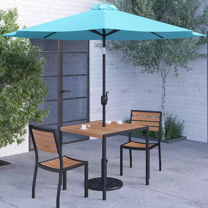 Merrick Lane Set da Pranzo da Esterno Cinque Pezzi in Finto Teak - Tavolo, Due Sedie Club Impilabili Senza Braccioli, Ombrellone Grigio da 2,7 m e Base