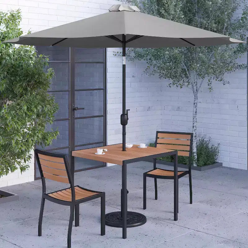 Merrick Lane Set da Pranzo da Esterno Cinque Pezzi in Finto Teak - Tavolo, Due Sedie Club Impilabili Senza Braccioli, Ombrellone Grigio da 2,7 m e Base
