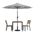 Merrick Lane Set da Pranzo da Esterno Cinque Pezzi in Finto Teak - Tavolo, Due Sedie Club Impilabili Senza Braccioli, Ombrellone Grigio da 2,7 m e Base