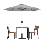 Merrick Lane Set da Pranzo da Esterno Cinque Pezzi in Finto Teak - Tavolo, Due Sedie Club Impilabili Senza Braccioli, Ombrellone Grigio da 2,7 m e Base