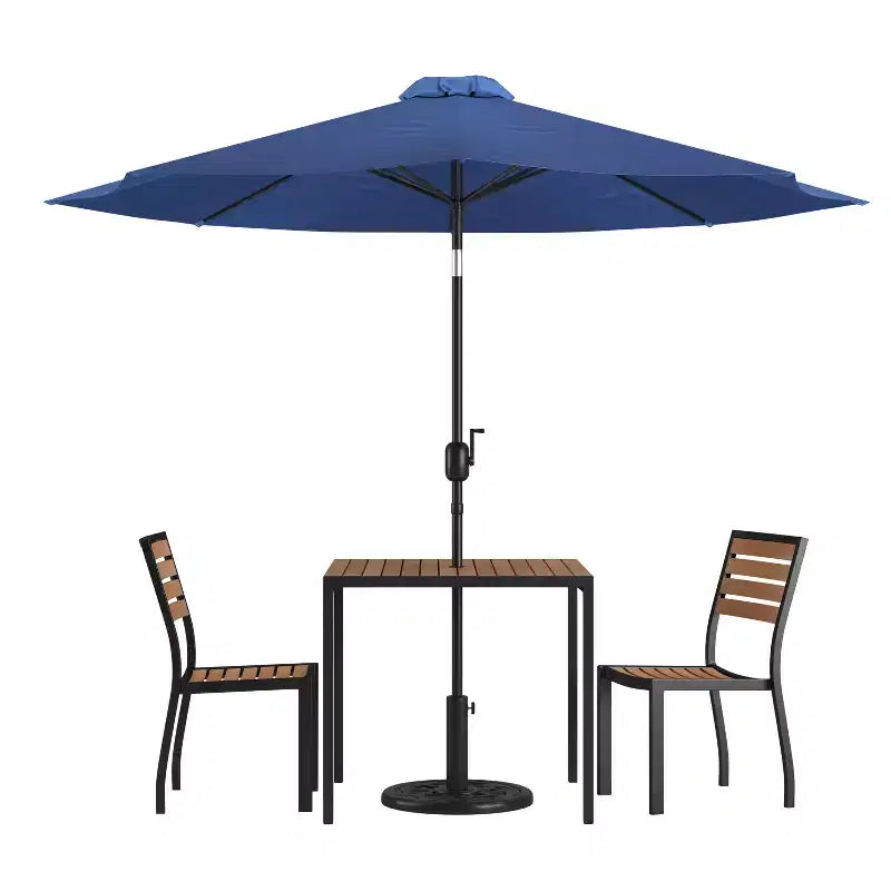 Merrick Lane Set da Pranzo da Esterno Cinque Pezzi in Finto Teak - Tavolo, Due Sedie Club Impilabili Senza Braccioli, Ombrellone Grigio da 2,7 m e Base