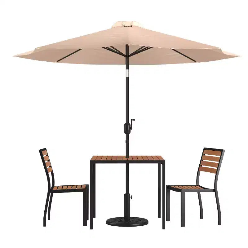 Merrick Lane Set da Pranzo da Esterno Cinque Pezzi in Finto Teak - Tavolo, Due Sedie Club Impilabili Senza Braccioli, Ombrellone Grigio da 2,7 m e Base