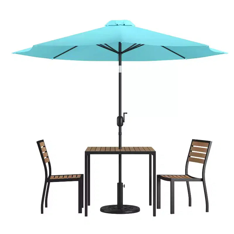 Merrick Lane Set da Pranzo da Esterno Cinque Pezzi in Finto Teak - Tavolo, Due Sedie Club Impilabili Senza Braccioli, Ombrellone Grigio da 2,7 m e Base